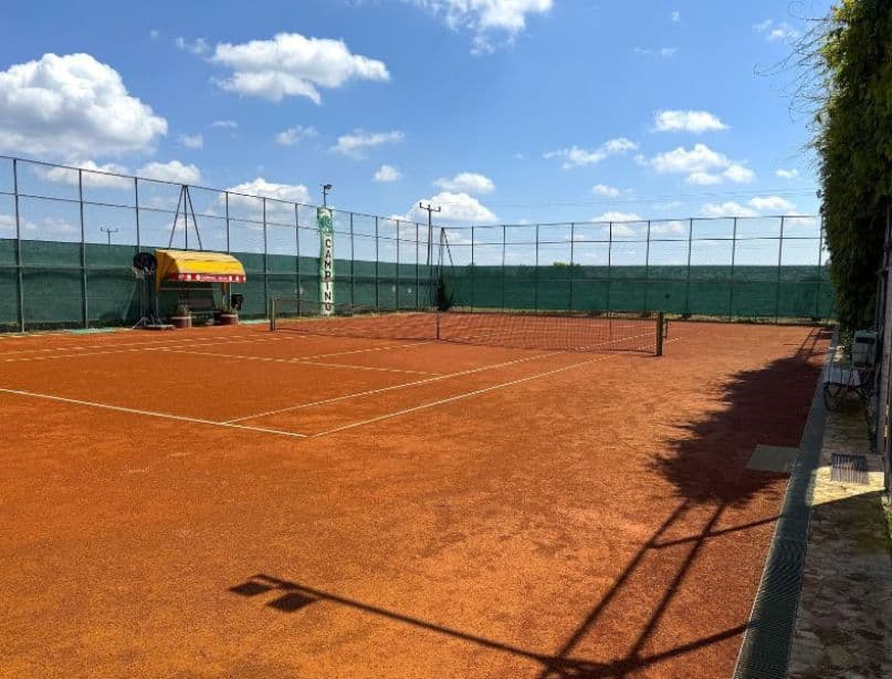 Dobro održavan teniski teren na Camping Sosul na ruti EuroVelo 6, Srbija