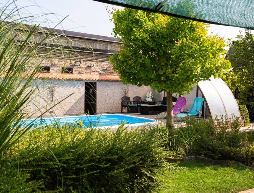 Bazen sa slanom vodom okružen zelenilom - camping Sosul